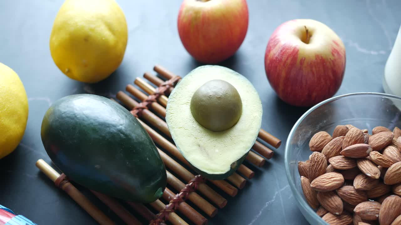 Nuez de almendra y leche en la mesa de arriba hacia abajo