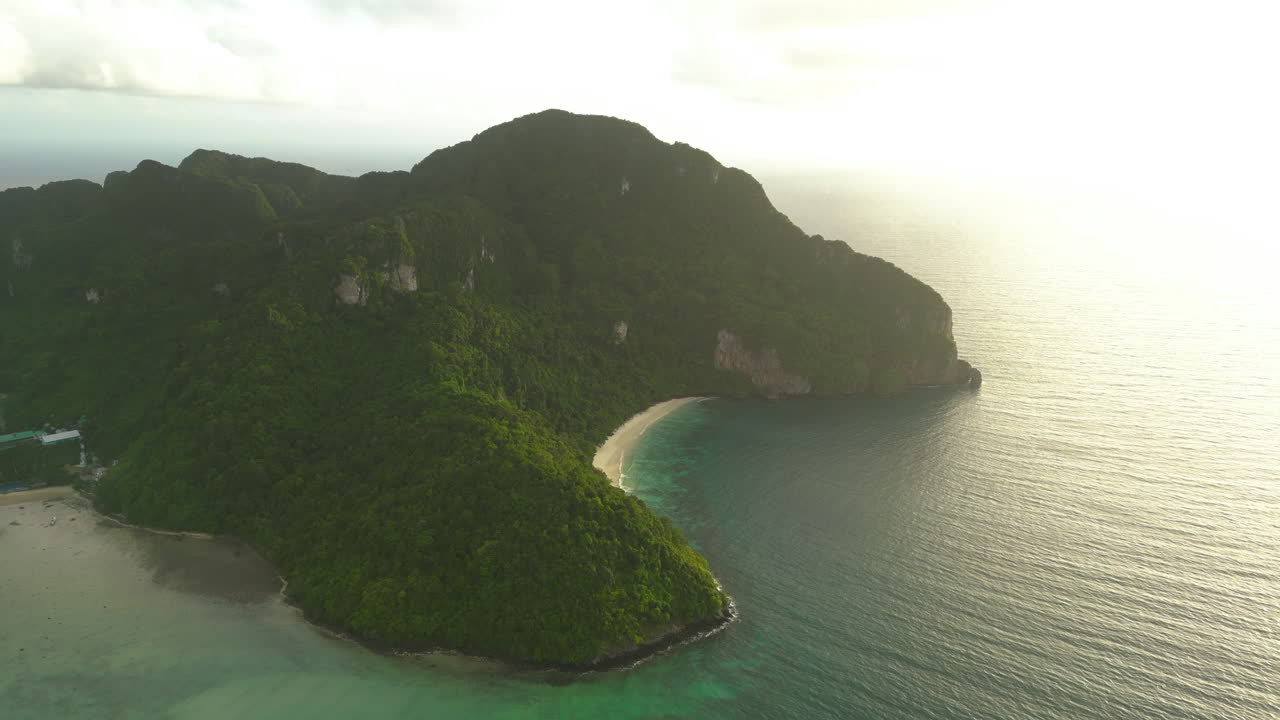 황금 시간 빛의 반 ⁇ 이는 광선은 열대 원 ⁇ 이 섬 모래 해변에 퍼져, 부드러운 파도 파동