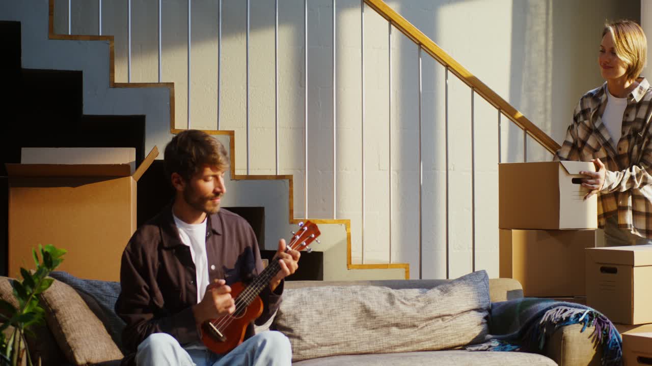 새로운 집 으로 이사 하고 우쿨레 를 연주 하는 부부