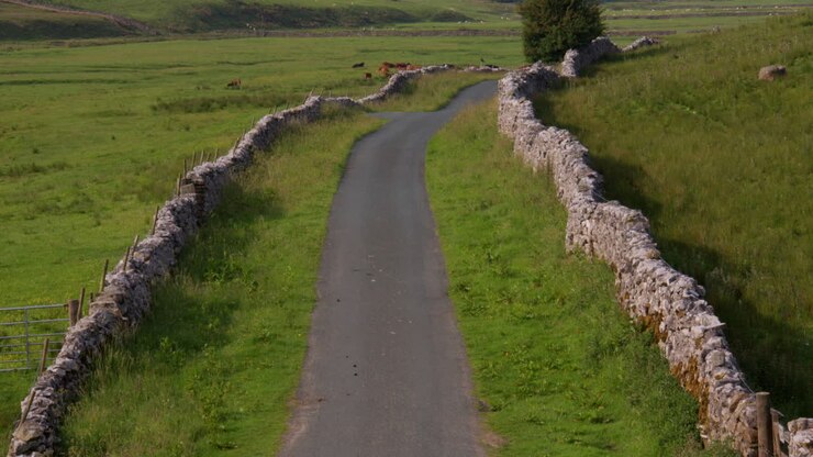 Campo lungo dall'alto di Whernside, Scales Moor su Thornton Lane, nello Yorkshire del Nord, presso la grotta di Yordas