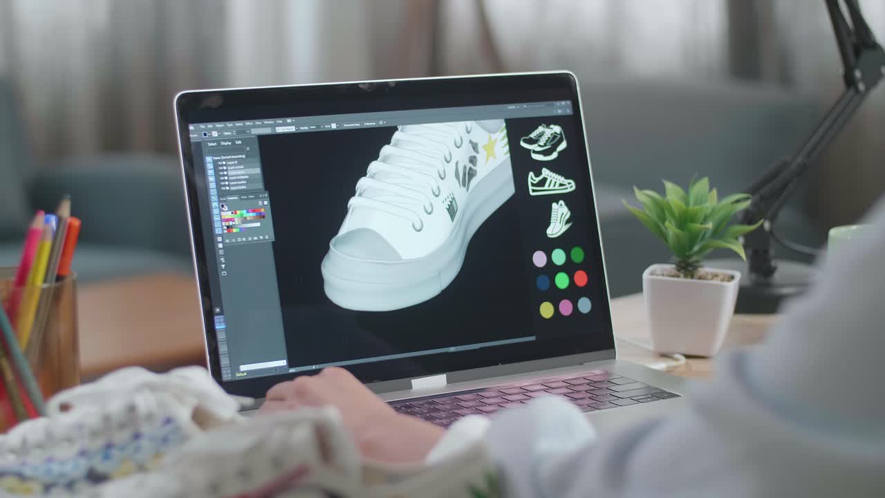 persona diseñando zapatos usando software de modelado 3d en una computadora portátil