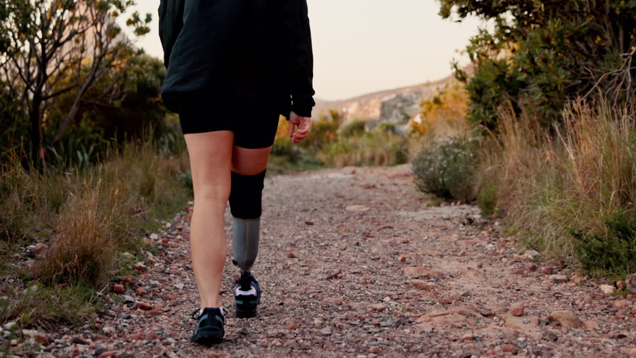 Donna con gamba protesica che fa trekking