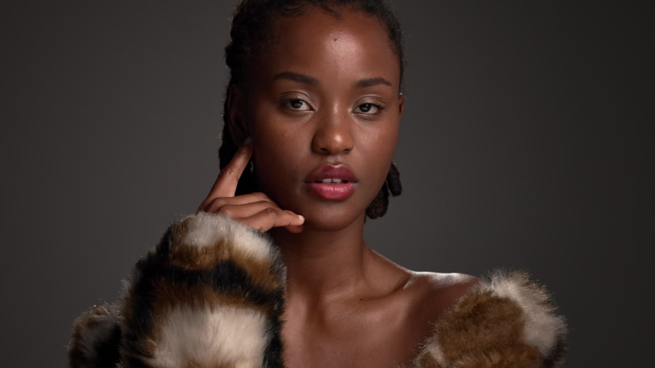 Portrait d’une jeune et élégante femme afro-américaine portant un manteau de fourrure