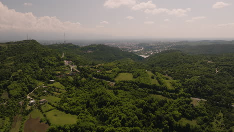 Bewaldete-Hügelige-Landschaft-Von-Oben-Am-Stadtrand-Von-Kutaisi-In-Imereti,-Georgia