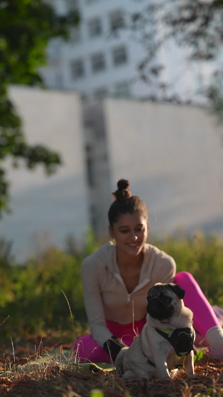 여자 가 푸그 와 함께 야외 에서 운동 하고 있다