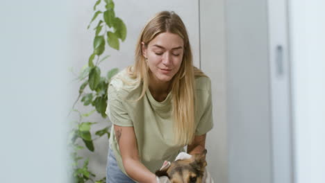 Mujer-Y-Perro-En-La-Bañera