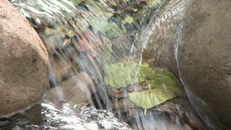 Zoom-De-Cerca-En-Una-Cascada-En-Wheeler-Springs-Sobre-Ojai-California