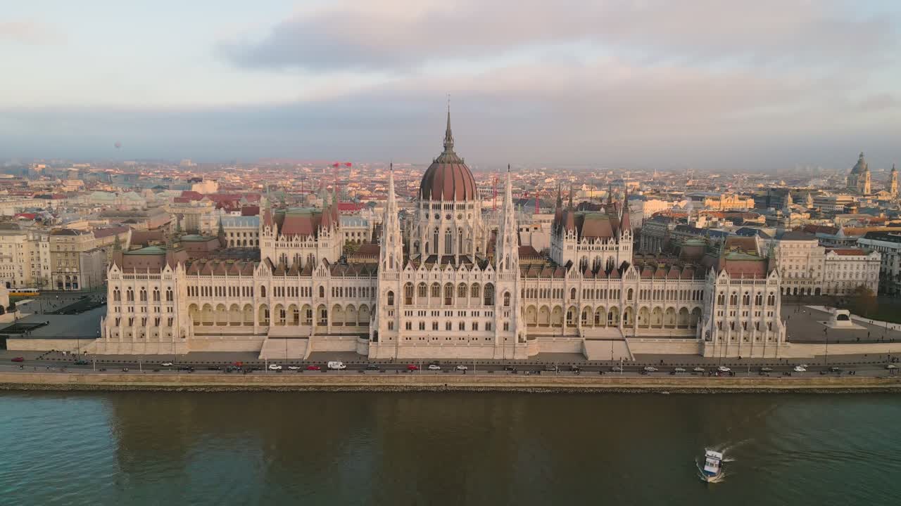 Riprese epiche con drone che ascende e si allontana dall'iconico Parlamento ungherese, un'opera architettonica distintiva che attira milioni di visitatori ogni anno.