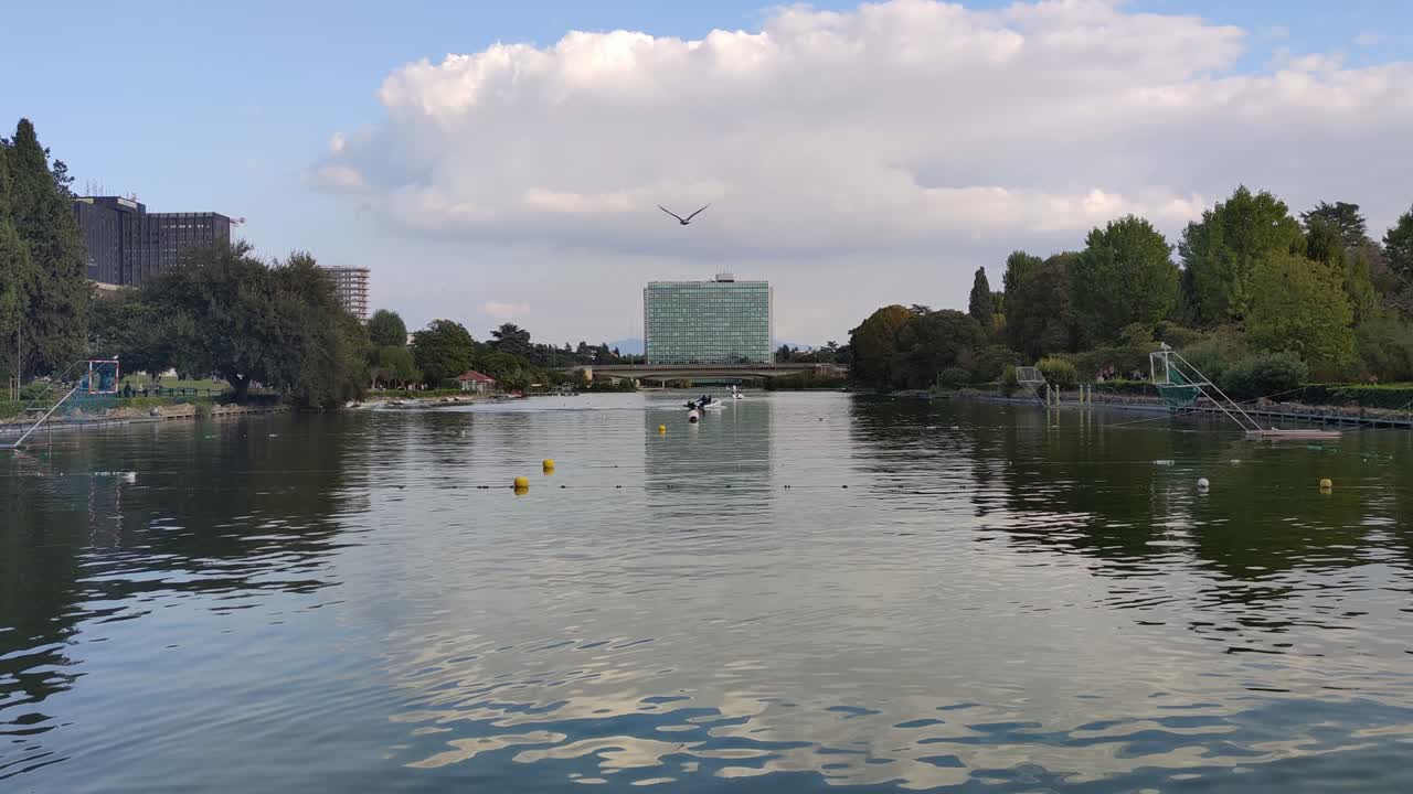 edificio de la sede de eni en roma eur. edificio de gas eni en el lago eur. il palazzo e sede generale di eni petroli. fachada de pared de cortina de vidrio.