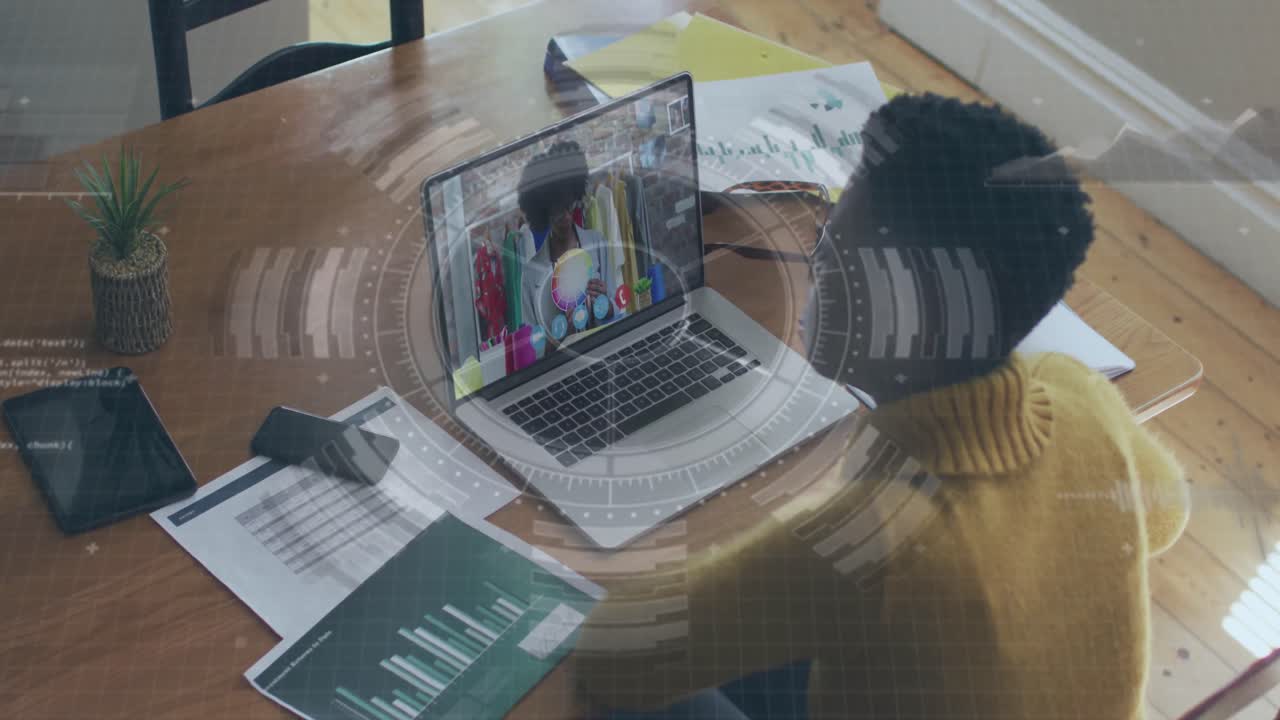 animación de escáner redondo y procesamiento de datos sobre mujer teniendo una videocall en portátil.