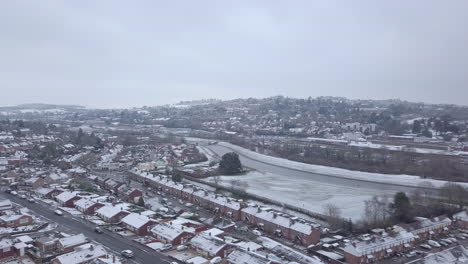 Seguir-Adelante-Panorámico-Drone-Tiro-De-Exeter-Nevado-Sobre-El-Río-Exe