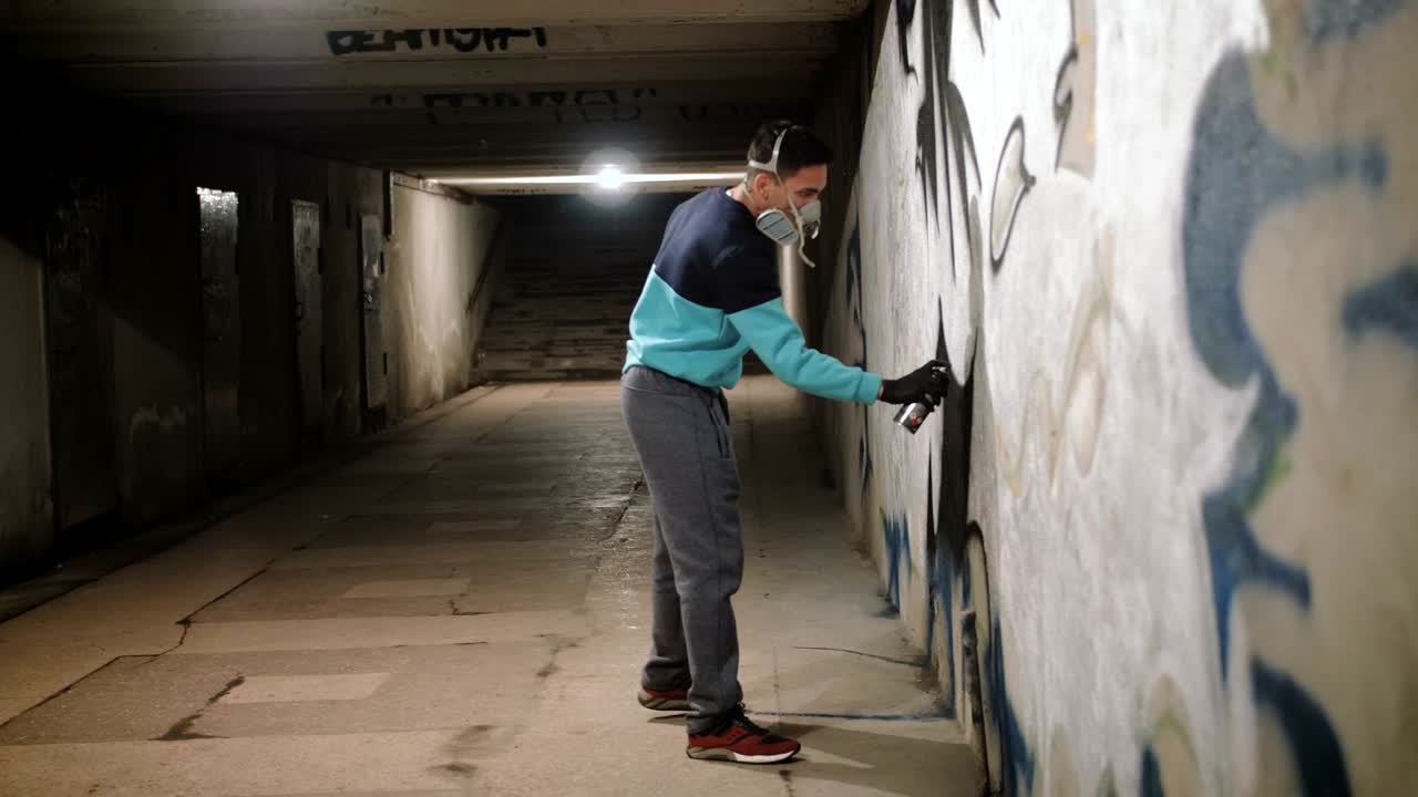 지하철 벽에 그라피티 예술가 그림