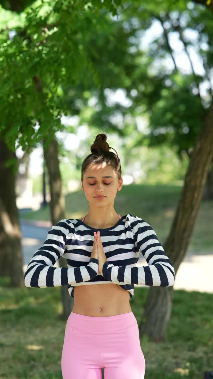 mujer practicando yoga y estirándose al aire libre