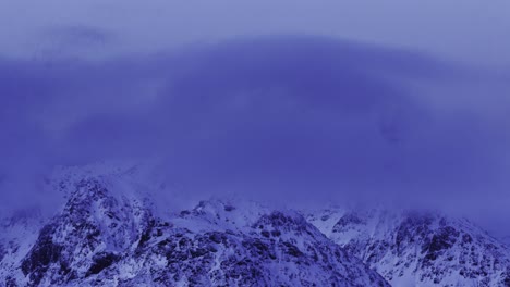 Schnee-Konvertieren-Berggipfel-In-Wolken-Gehüllt