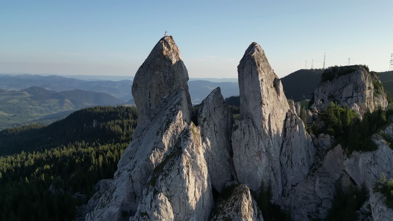 la montaña rarau: una obra maestra besada por el sol de picos escarpados, bosques exuberantes y arroyos en cascada en una serena mañana soleada