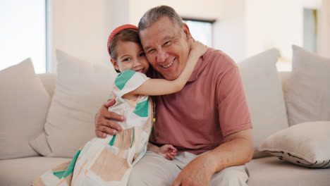 abuelo, niña y abrazo con una sonrisa