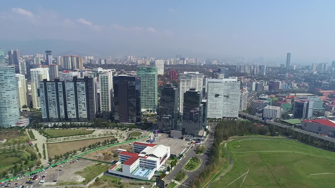 drone de la ciudad de méxico vuela sobre rascacielos en el barrio de santa fe de la ciudad de méxico