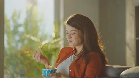 mujer comiendo ensalada de frutas