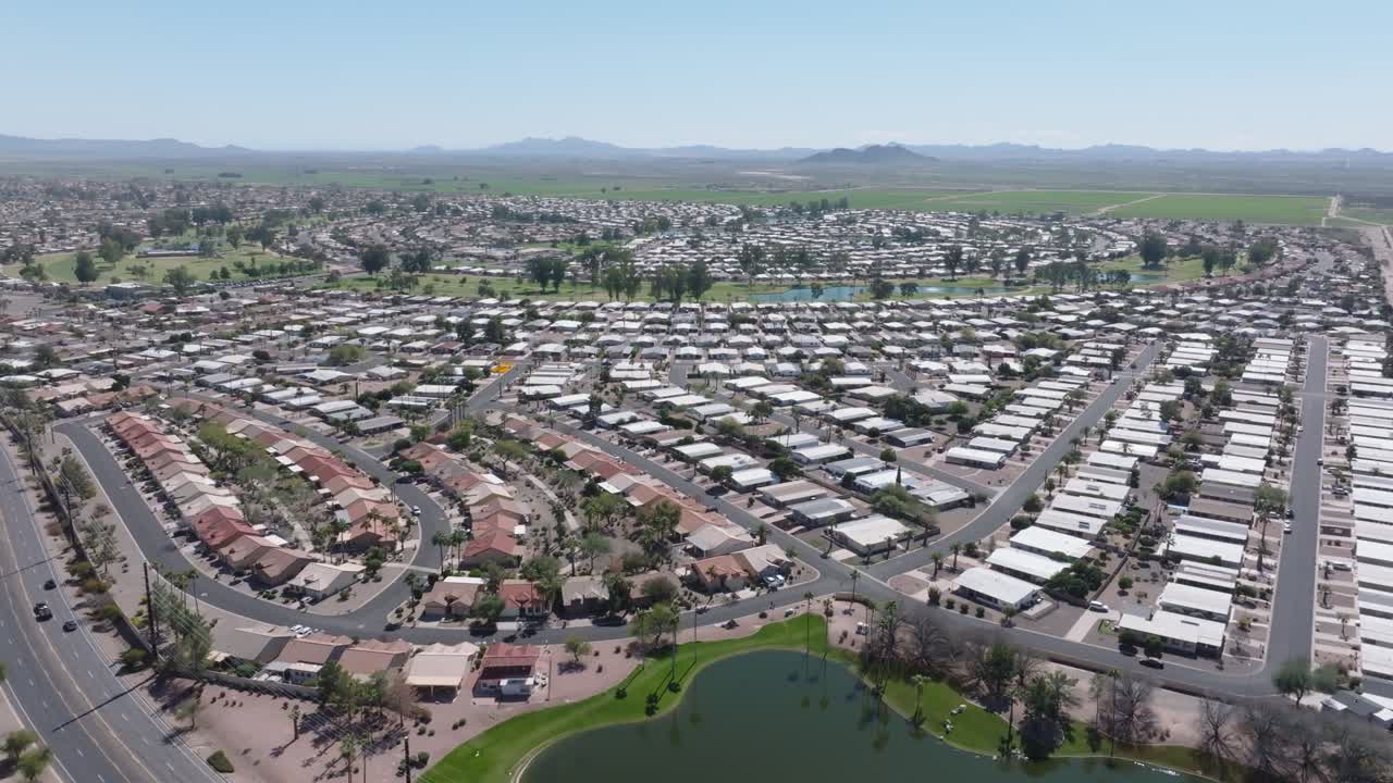 tráfico en la autopista americana cerca del vecindario de sun lakes en arizona. nuevo lugar designado por el censo desarrollado. casas y casas nobles en américa.