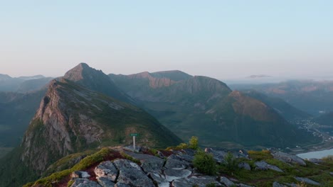 paisaje noruego con montañas escarpadas en strytinden, noruega - toma de avión no tripulado