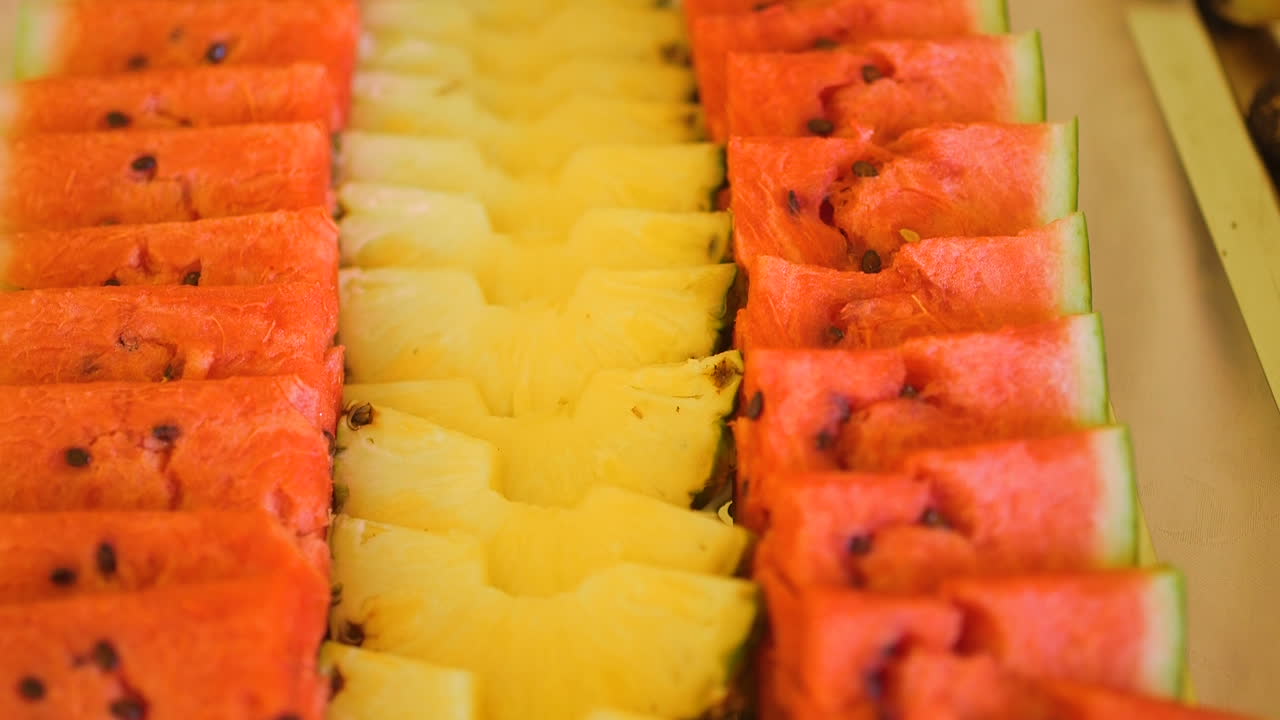 различные фрукты на тарелке свадебный прием