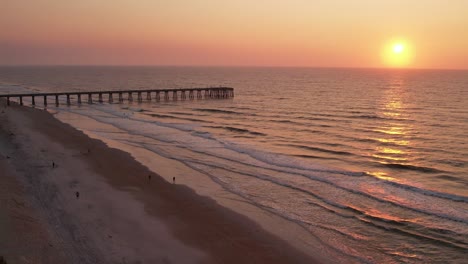 Muelle-De-La-órbita-Aérea-Al-Amanecer-En-La-Playa-De-Wrightsville,-Carolina-Del-Norte,-Carolina-Del-Norte