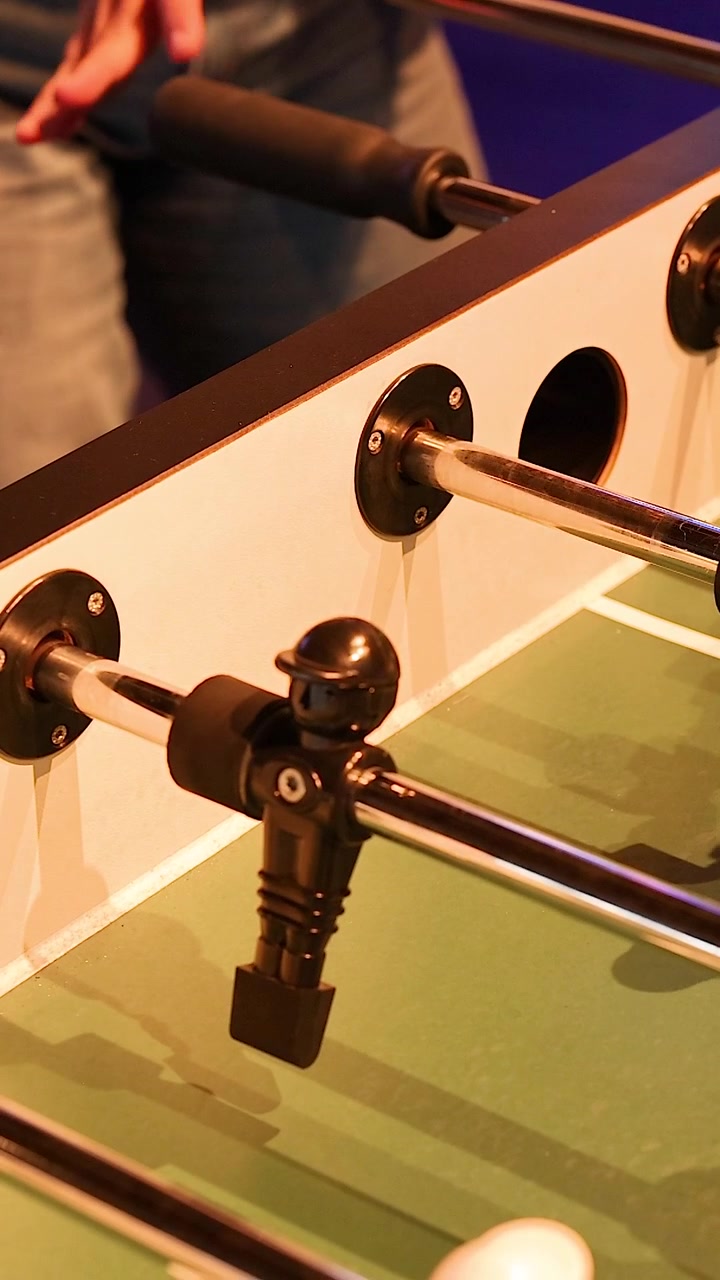 Giocatori impegnati in una partita di calcio balilla