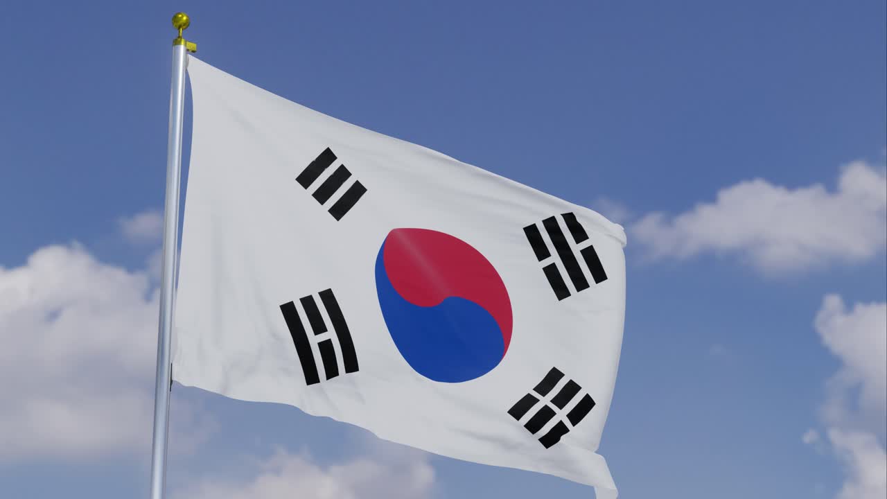 bandera de corea del sur moviéndose en el viento con un cielo azul claro en el fondo, nubes moviéndose lentamente, asta de la bandera, cámara lenta