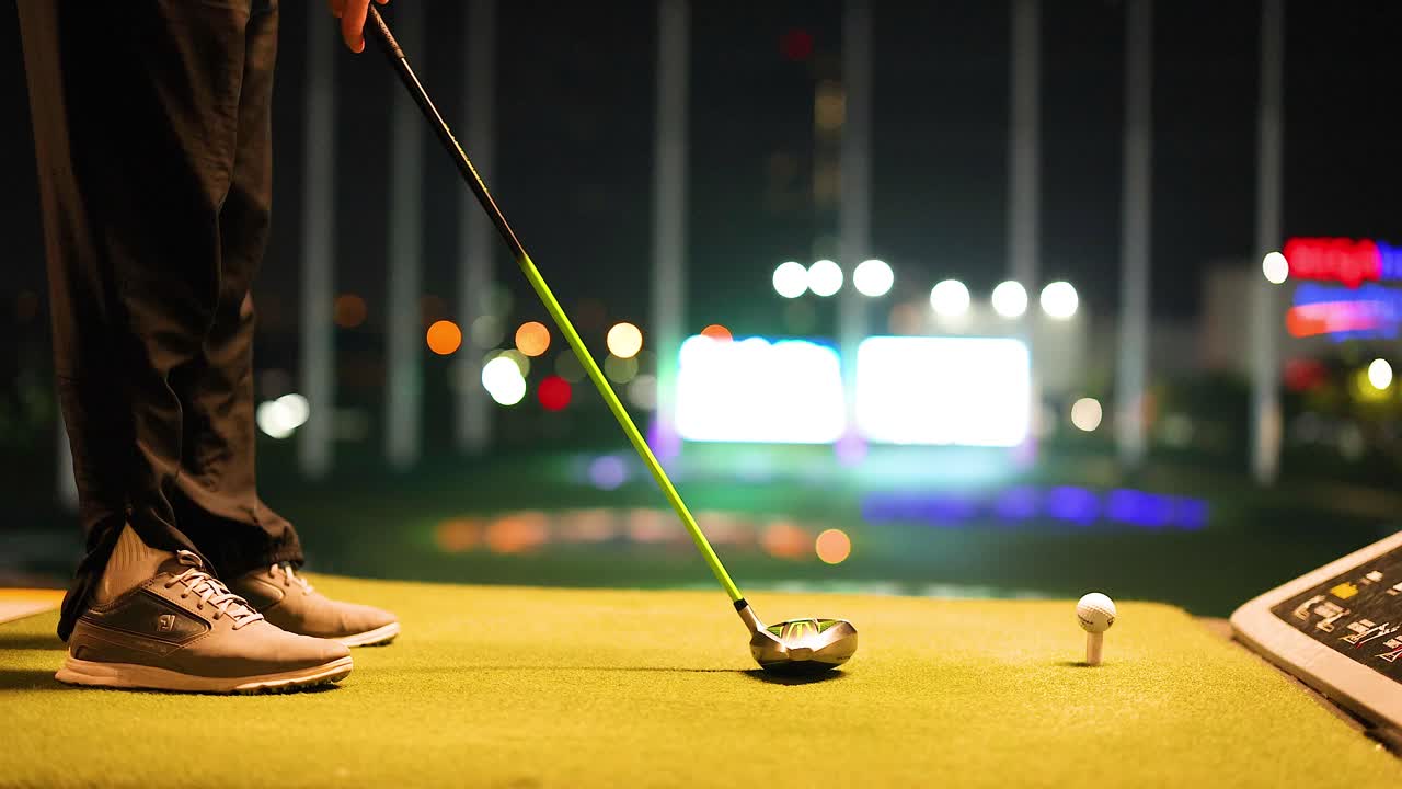 golfista preparándose para el swing en el campo de manejo