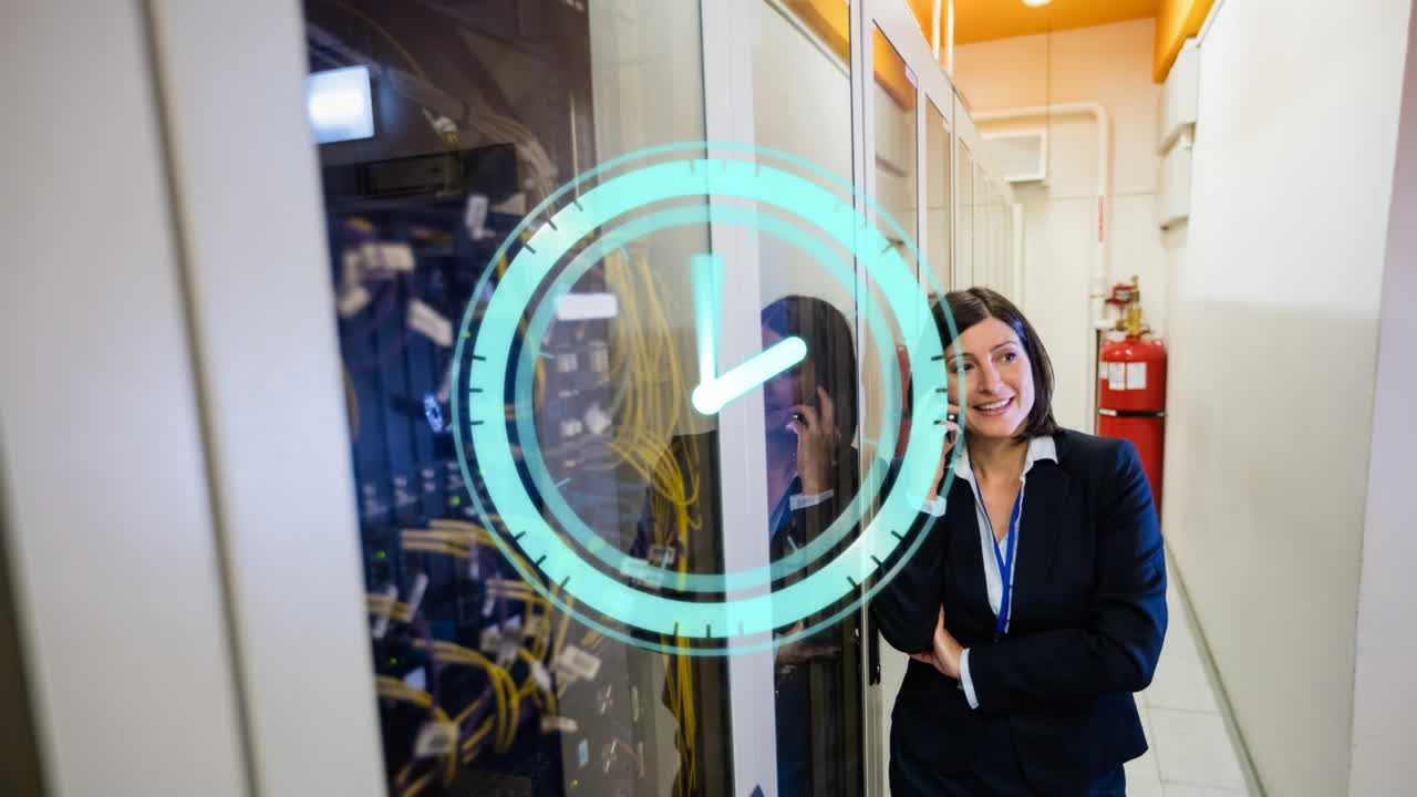 animación de un reloj moviéndose rápidamente sobre una mujer de negocios con un teléfono inteligente por servidores informáticos en la sala de tecnología