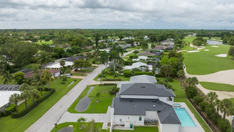 Upscale-American-neighborhood-in-Florida-border-country-club-golf-course