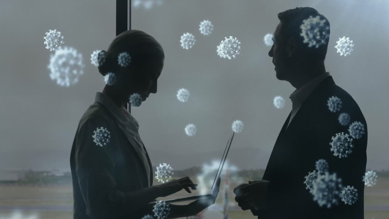 animación de células macro covid-19 flotantes sobre una mujer y un hombre caucásicos hablando