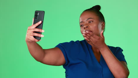 Selfie-of-black-woman-isolated-on-studio