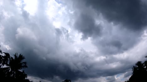 nube que se mueve en el cielo en la temporada de otoño