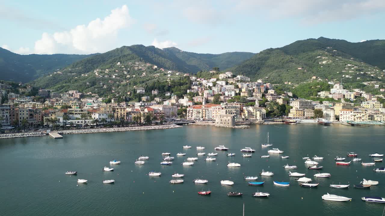 Costa di Rapallo dall'alto, un volo circolare lento con una buona vista sul litorale e sul Mar Mediterraneo