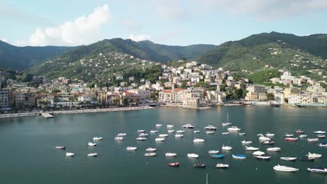 la costa de rapallo desde arriba un lento vuelo circular con buena vista sobre la costa y el mar mediterráneo