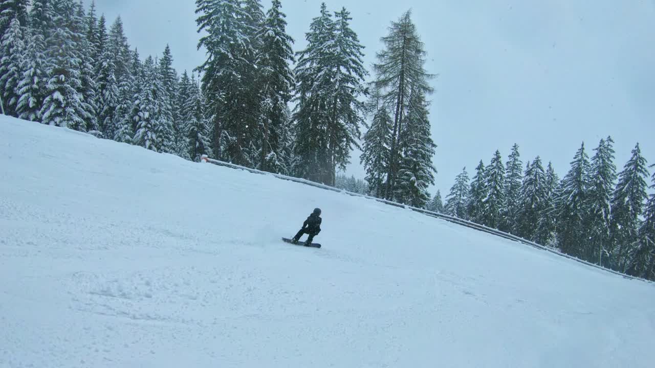 un adolescente haciendo snowboard cuesta abajo en el paraíso de la nieve