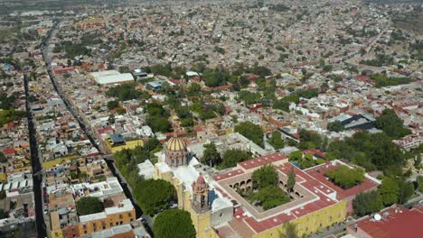 drone desciende para revelar la iglesia de san francisco en san miguel de allende, méxico