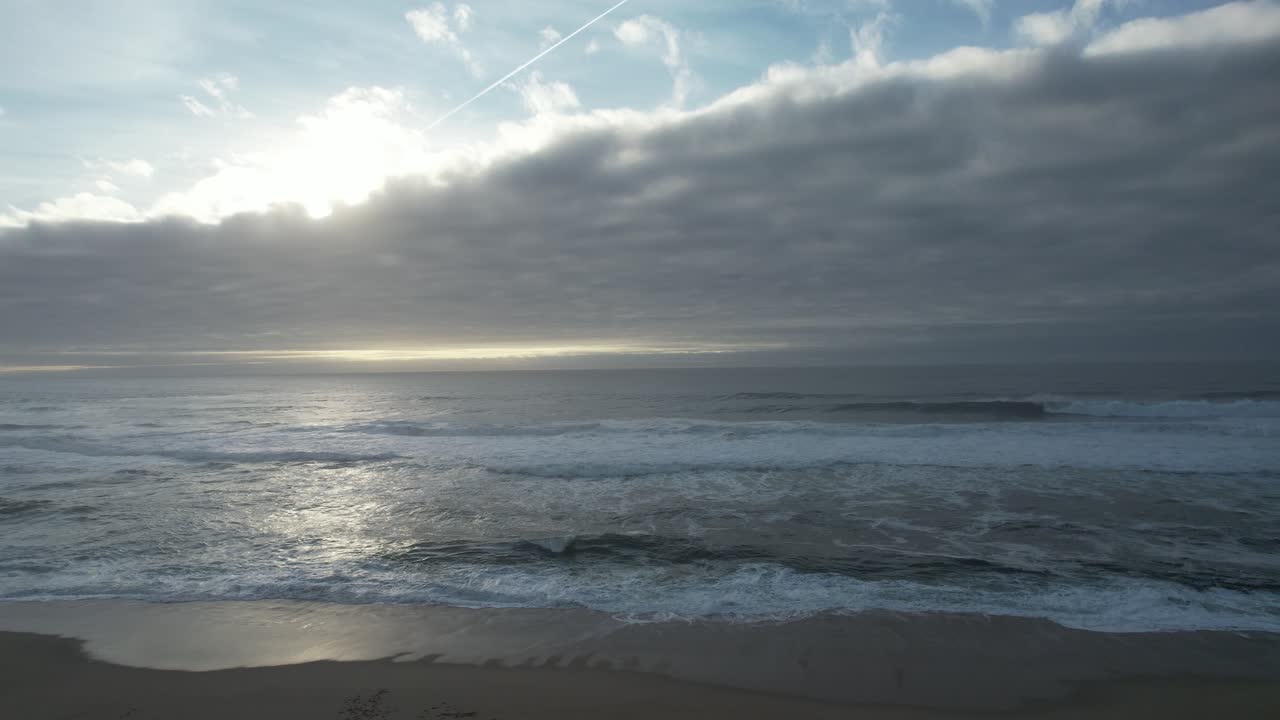 해변에 부서지는 강한 파도