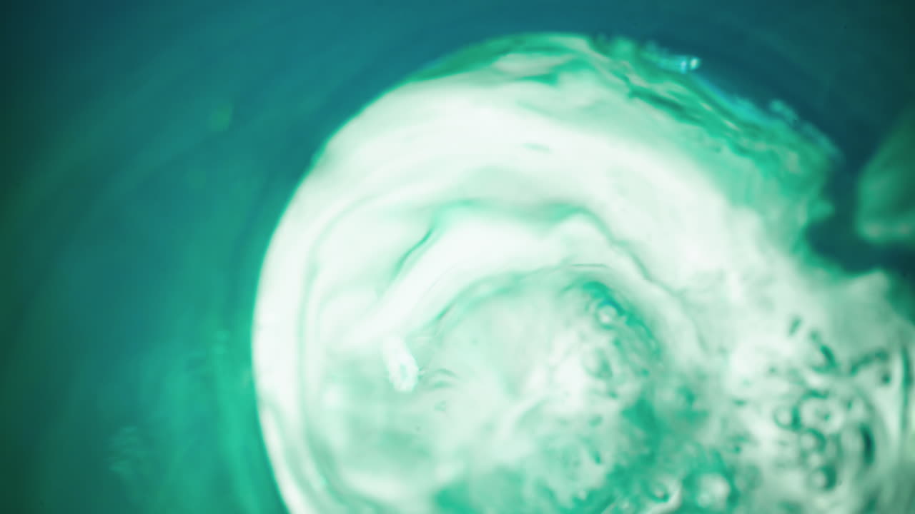 깨 ⁇ 한 유리를 신선한 스파클링 물 매크로로 채우는 것