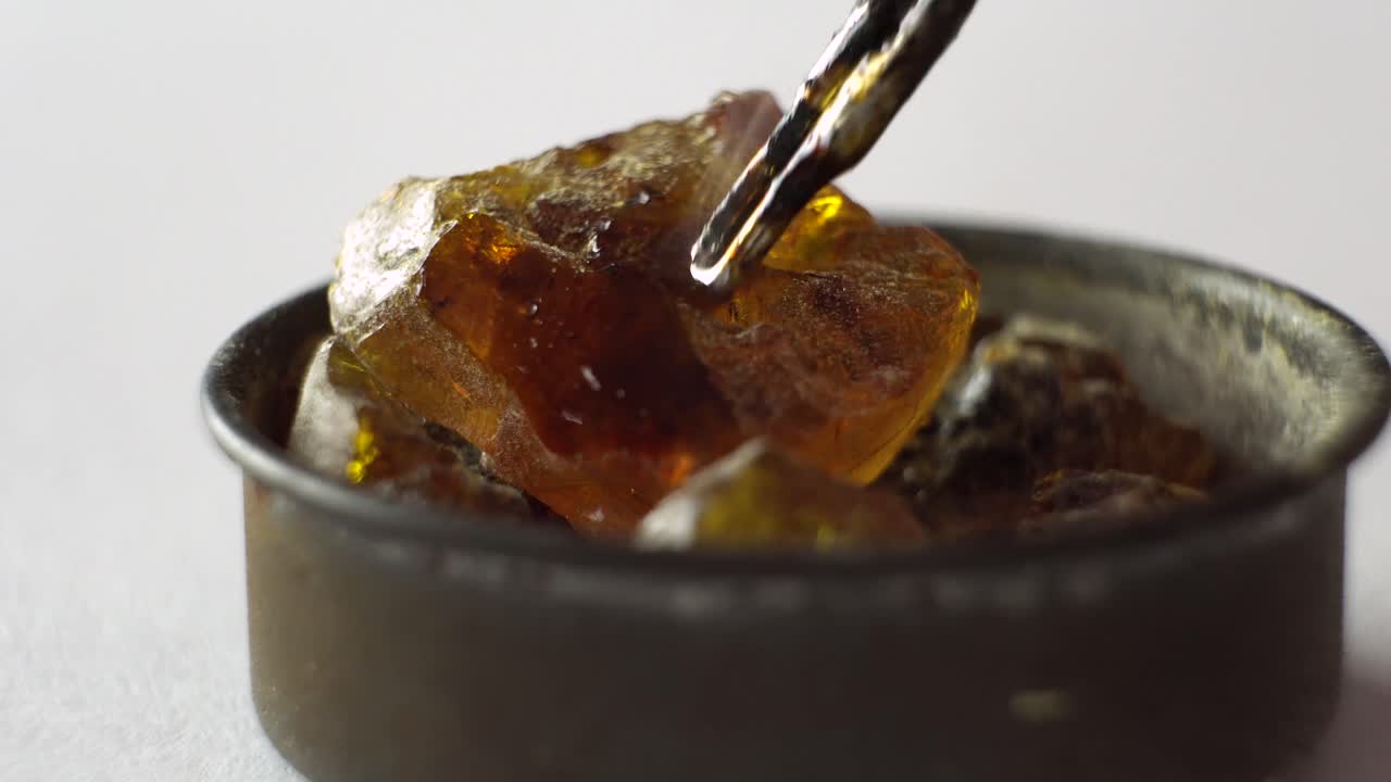 로진에 담그는 납땜 인두 끝에서 연기가 올라옵니다.