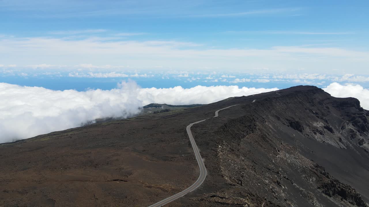 하와이 마우이 섬의 haleakala 화산 정상 회담 분화구로 높은 고도 도로, 공중