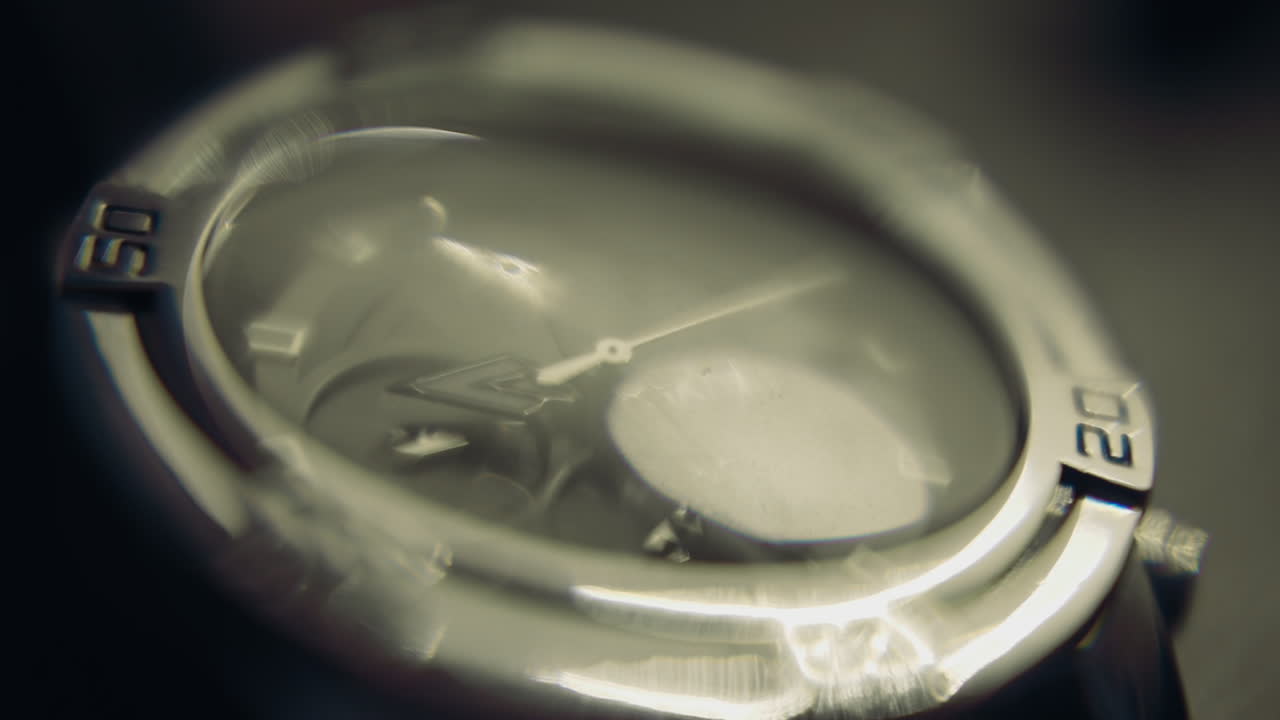 움직이는 손잡이와 금속 케이스를 가진 럭셔리 남성 손목 시계