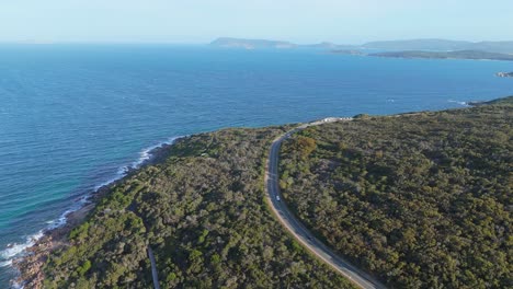 Drone-Volando-Sobre-La-Pintoresca-Carretera-Costera-Al-Atardecer-En-Verano