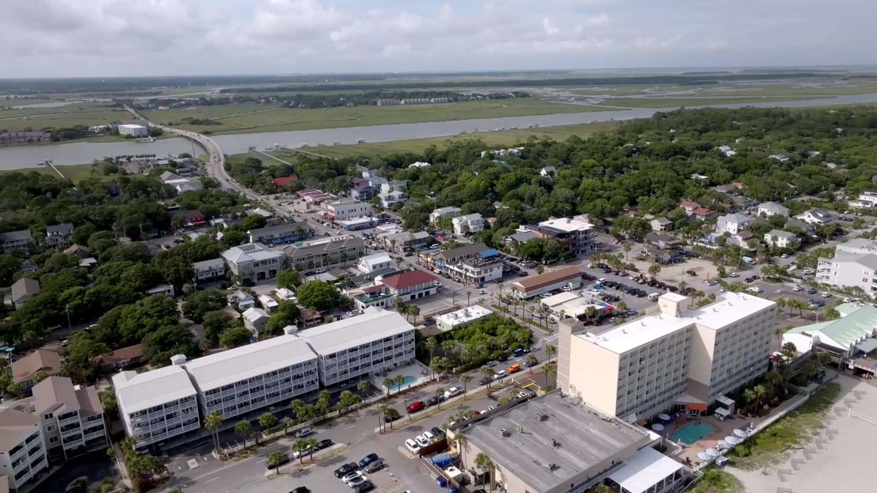 Centro di Folly Beach, Carolina del Sud, con video drone che si muove in cerchio
