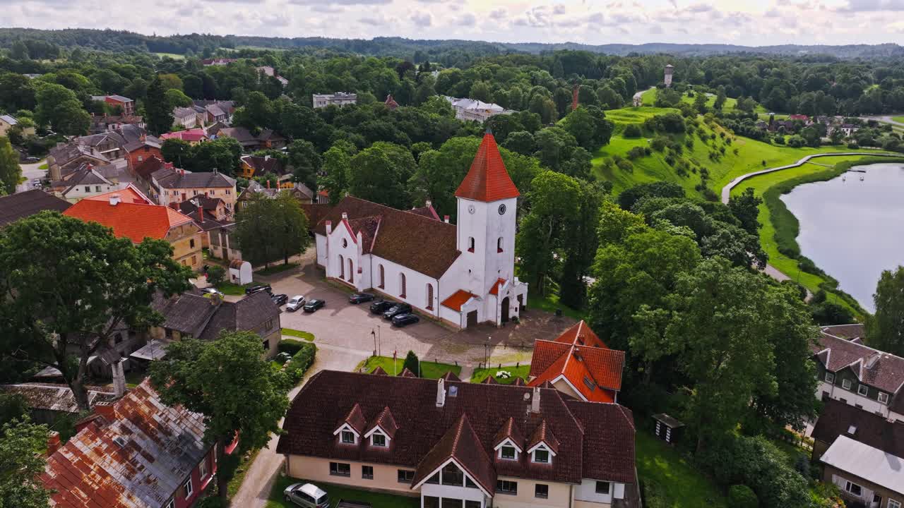 Paesaggio pittoresco della città lettone Talsi con chiesa storica e colline lacustri