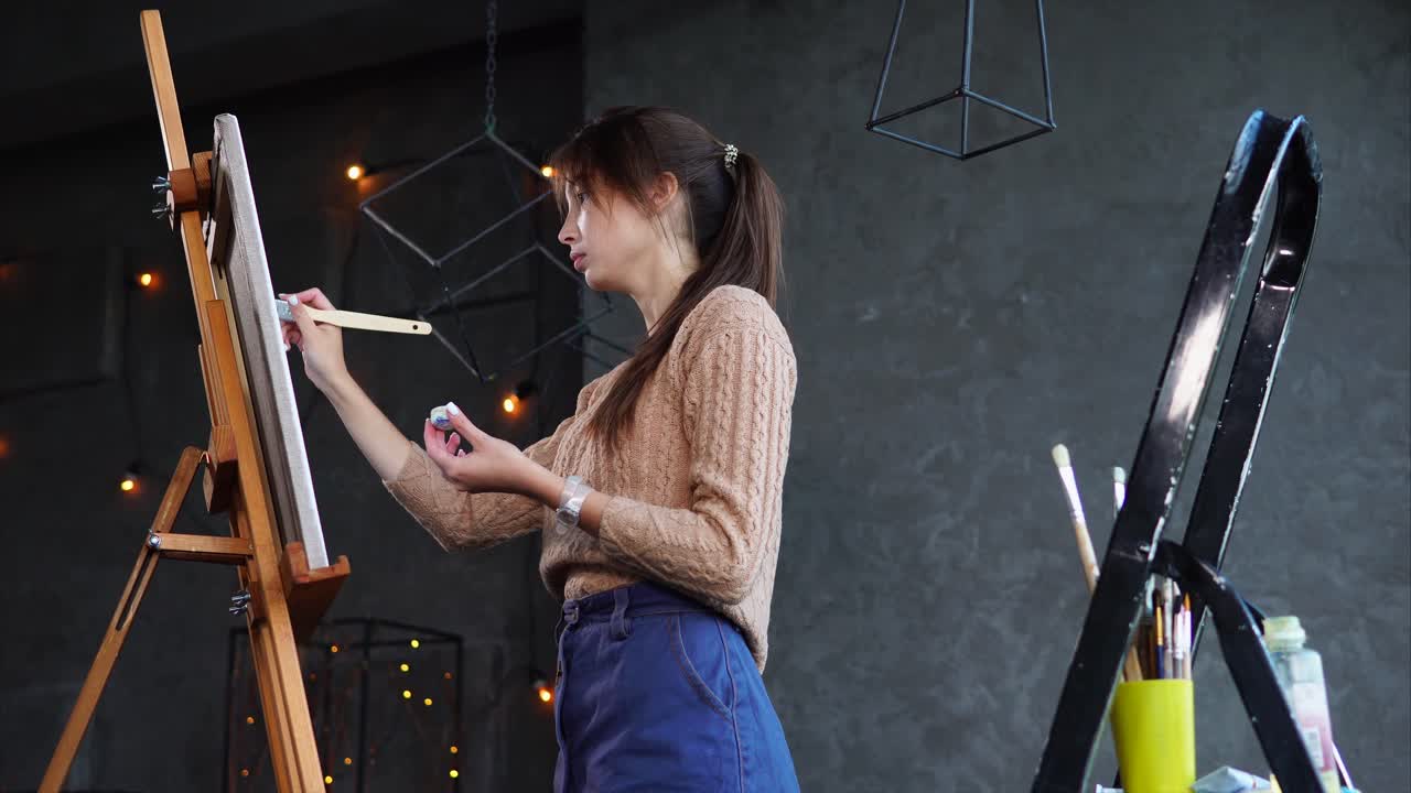 기둥 위 에 있는 여자 그림