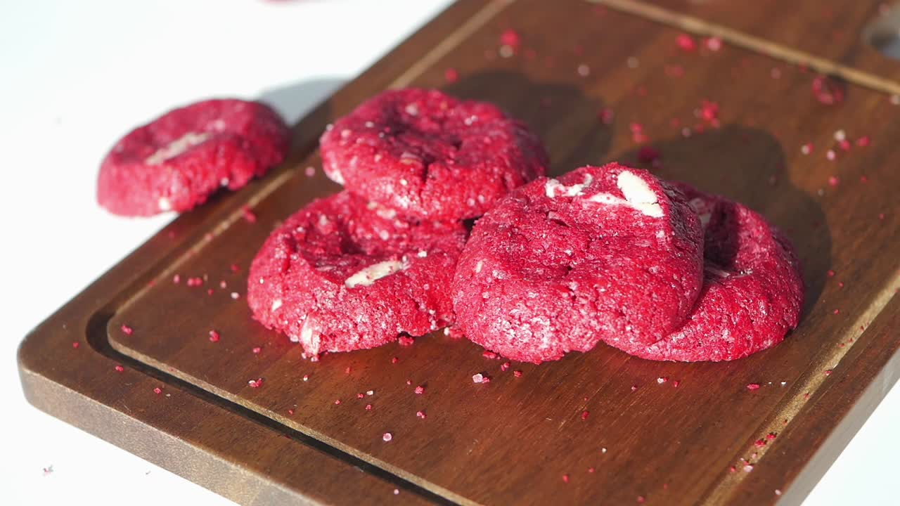 Biscotti Red Velvet su tagliere di legno