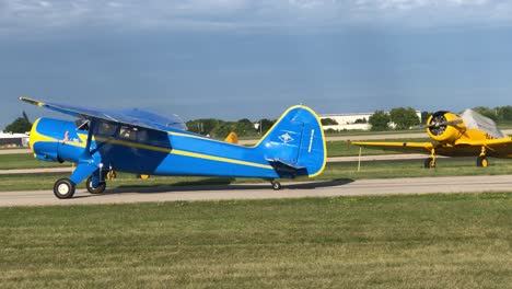 avión azul pasa por la pista