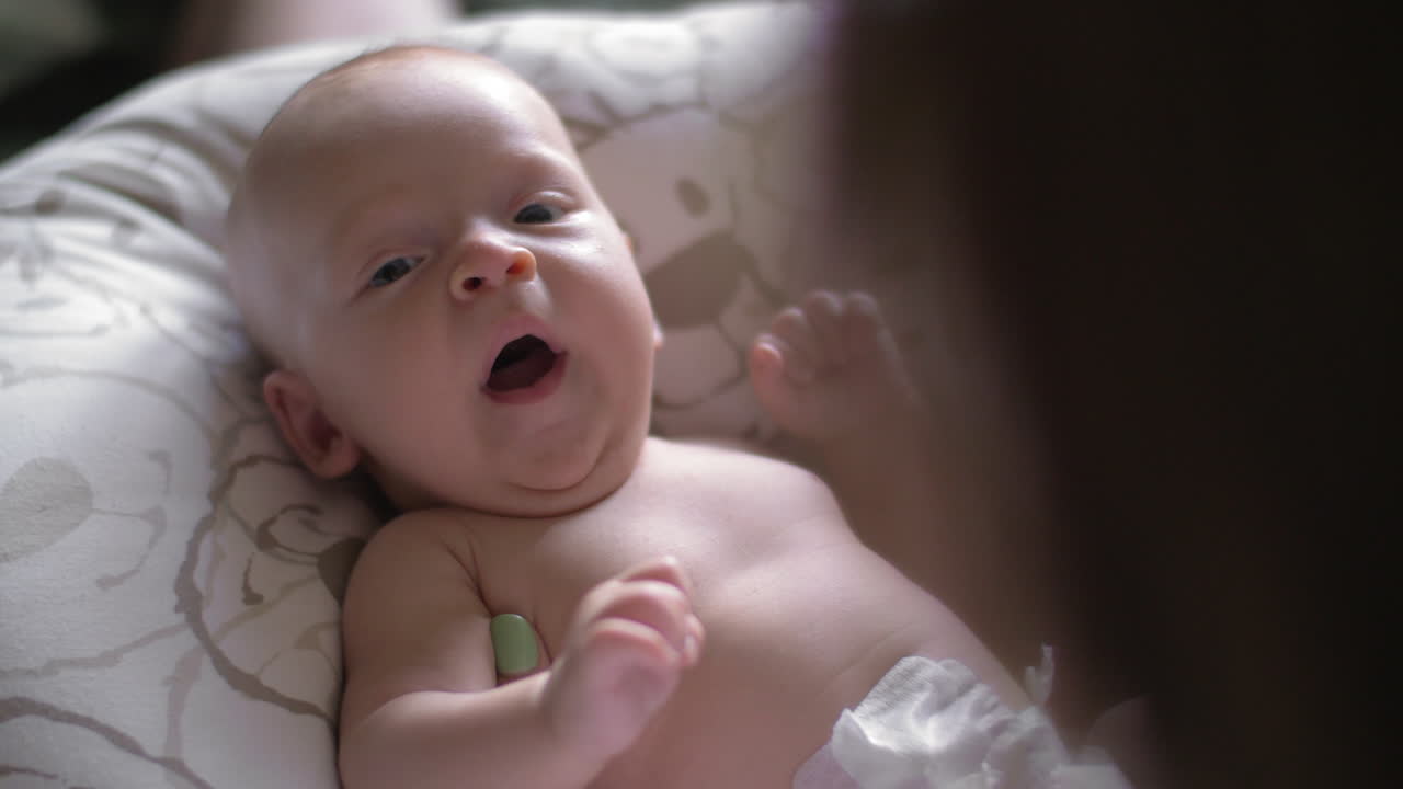 bebé recién nacido bostezando con su madre